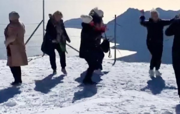 2365 metrelik zirvede 'Erik Dalı' türküsüyle oynadılar