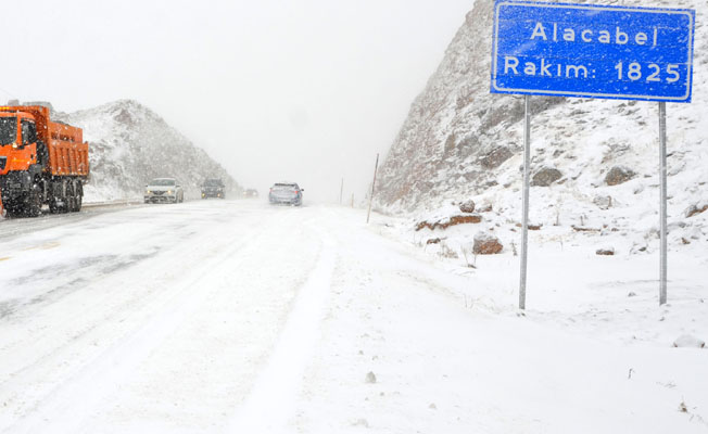  Antalya-Konya karayolunda kar kalınlığı 10 santime ulaştı