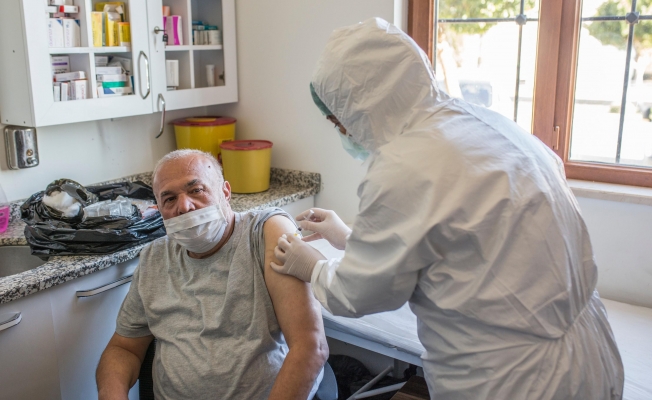 Kepez’de huzurevi sakinlerine Covid aşısı
