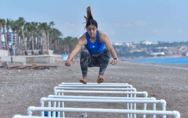 Rekortmen atlet, sahilde koşarak olimpiyata hazırlanıyor