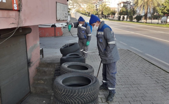 Sinekle mücadelede 40 tır dolusu atık lastik toplandı