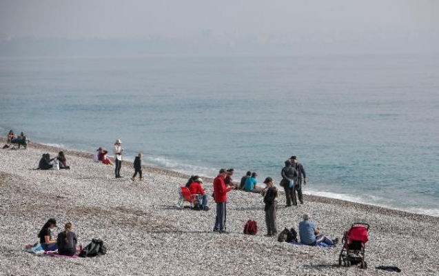 Antalya'da, 65 yaş üstü sahile akın etti