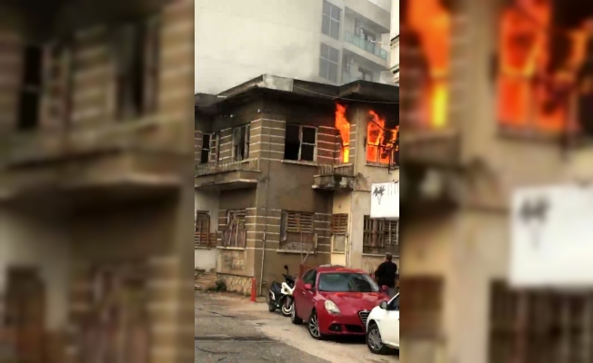 Antalya'da metruk binada yangın  
