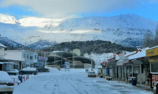 Antalya'nın yüksek kesimlerine kar yağdı