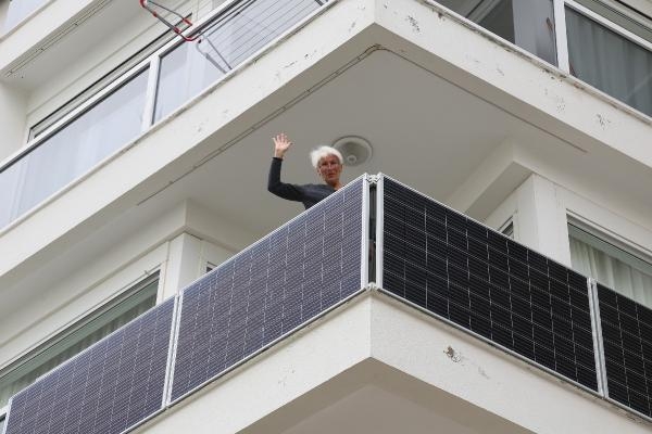 Balkonda kurulan panelle güneşten elektrik enerjisi