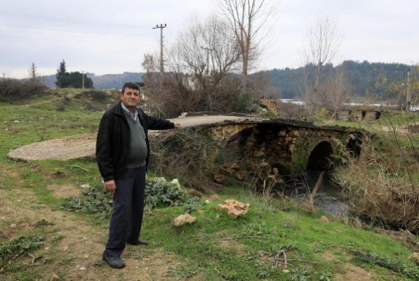 Büyük İskender'in geçtiği söylenen köprüye, traktörlerin geçmesi için beton döküldü