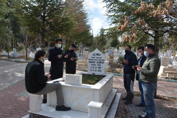 Cengiz Elbeye mezarı başında anıldı