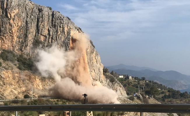 D 400 kara yolunda kontrollü patlama yapıldı 