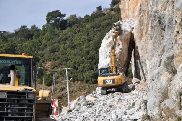 Dev kayanın düştüğü Antalya- Mersin karayolunda çalışmalar sürüyor