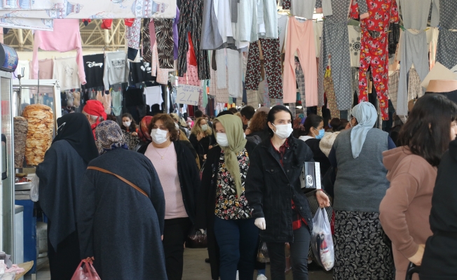 Önlemlerin unutulduğu pazarda esnaf kalabalığı az buldu, sanal alışverişten yakındı  