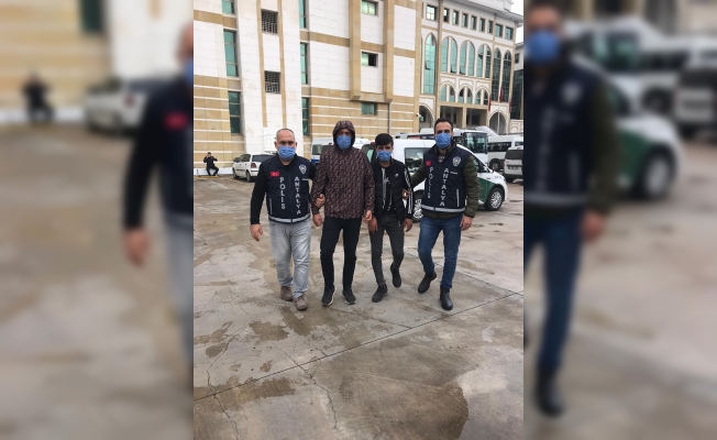 Rus turiste silah göstererek telefonunu gasp eden 4 kişi tutuklandı