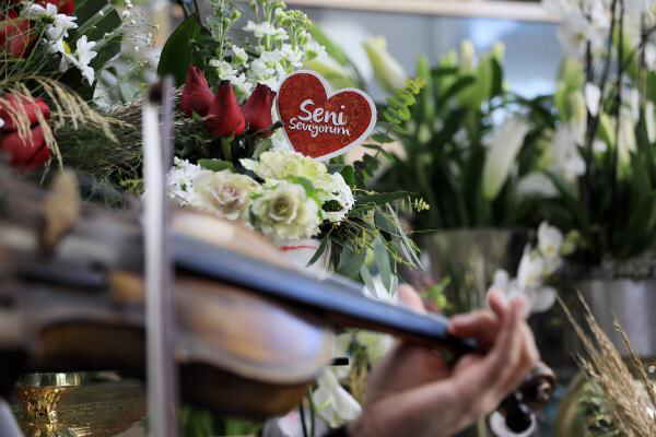 Sevgililere kemanlı çiçek servisi