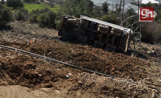 Toprak yol çöktü, hafriyat kamyonu şarampole devrildi