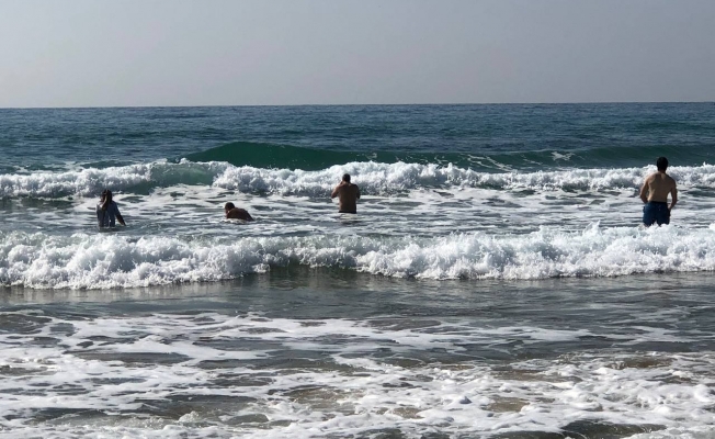 Turistlerin dalgaya rağmen deniz keyfi 