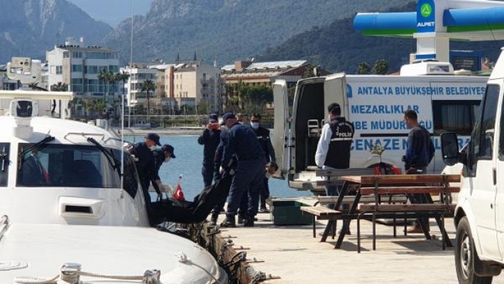 Kemer'de denizde erkek cesedi bulundu