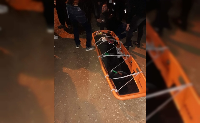  Antalya'da otomobil uçuruma yuvarlandı