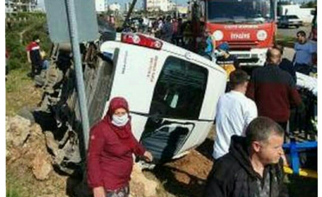 Antalya'da servis minibüsü ile otomobil çarpıştı