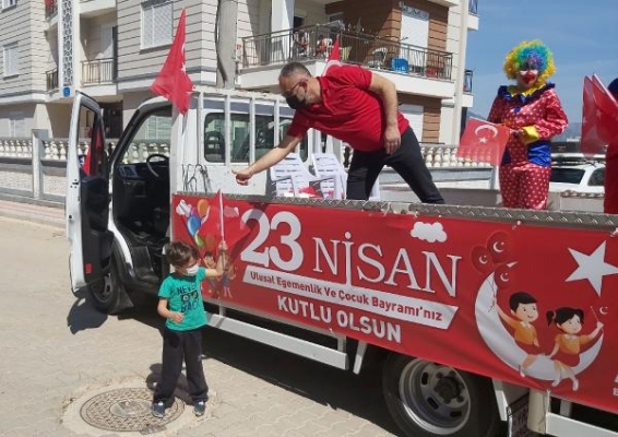 Çocuklara 23 Nisan coşkusu yaşattı