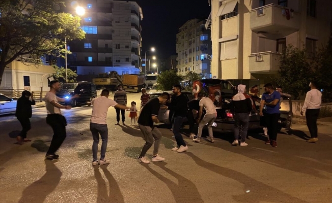 Kısıtlama saatinde 23 Nisan eğlencesi yapan gençler polisi görünce kaçtı