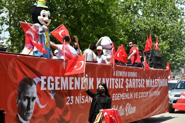 Konyaaltı'nda 23 Nisan coşkusu balkonlara taştı