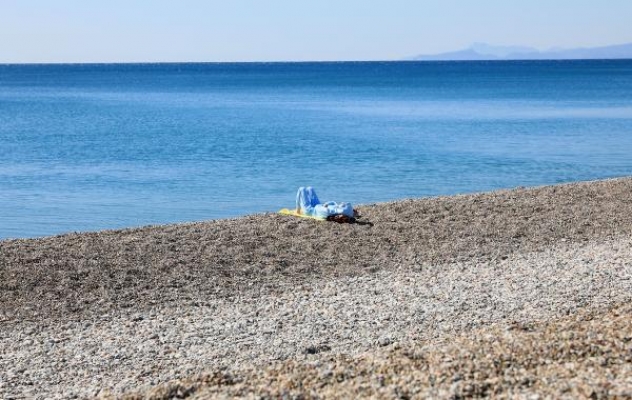 Konyaaltı Sahili'nde güneşlenen tek turist
