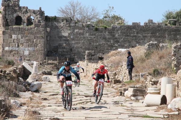 Tarihi Apollon Tapınağı ve Side Antik Kenti'nde dağ bisikleti yarışı