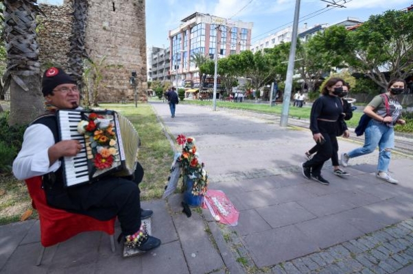 Tek kollu müzisyen, pandemide moral veriyor