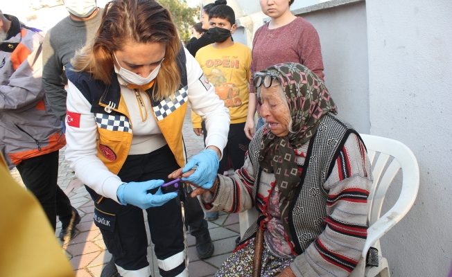 Yaşlı çift yanan evlerini gözyaşları içinde izledi