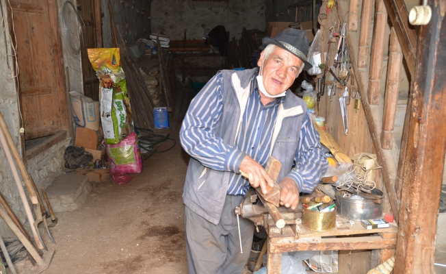 300 yıllık düğmeli evde 50 yıldır kazma, kürek ve baltalara sap yapıyor 300 yıllık düğmeli evde 50 yıldır kazma, kürek ve baltalara sap yapıyor