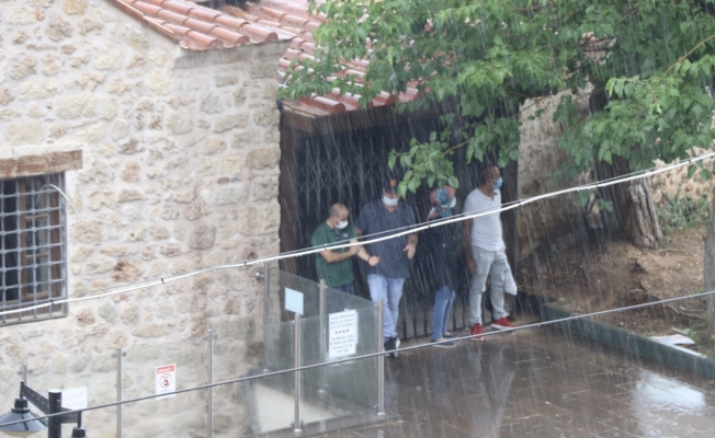 Antalya’da sağanak yağış, vatandaşı hazırlıksız yakaladı!