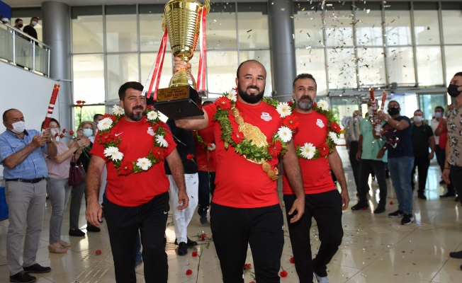 Başpehlivan Okulu, altın kemeriyle evine geldi