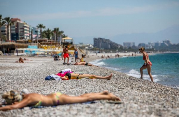 Kısıtlamadan muaf turistler denizin keyfini çıkardı