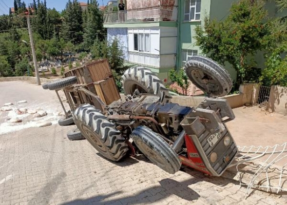 Traktör devrildi: 2 yaralı