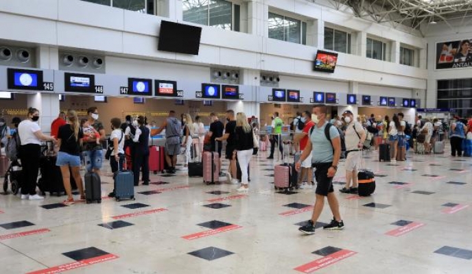 Antalya'ya 44 uçakla 12 bin 200 Rus turist bekleniyor