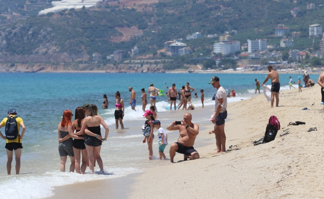 Antalya’da plajlar tıklım tıklım doldu