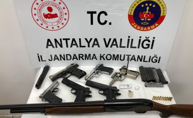 Antalya’da silah ticareti yapan 4 şüpheli tutuklandı