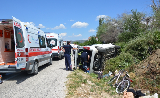 Devrilen aracın içinde sıkışan yaralıları itfaiye kurtardı