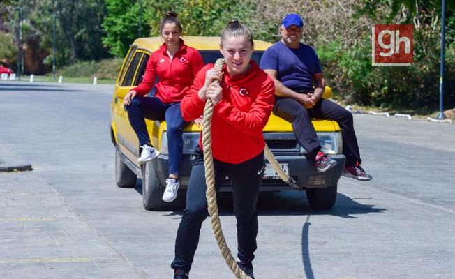 Güreşçi kardeşler, otomobil iterek güç depoluyor