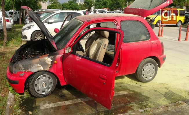 Sağlık çalışanının hastane bahçesine park ettiği araç yandı