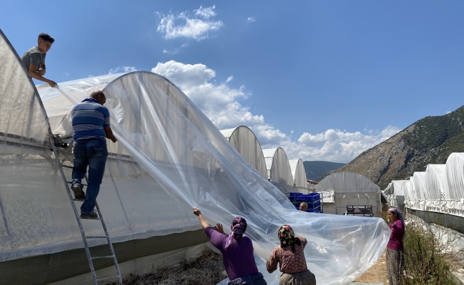 Seraların naylonlarını uçuran hortum anı kamerada