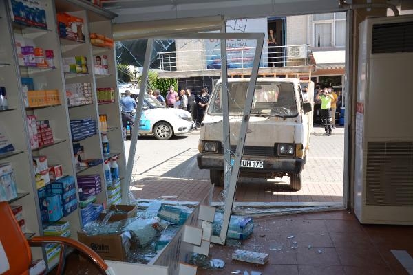 Tartıştığı kardeşinin eczanesine kamyonetle çarparak zarar verdi