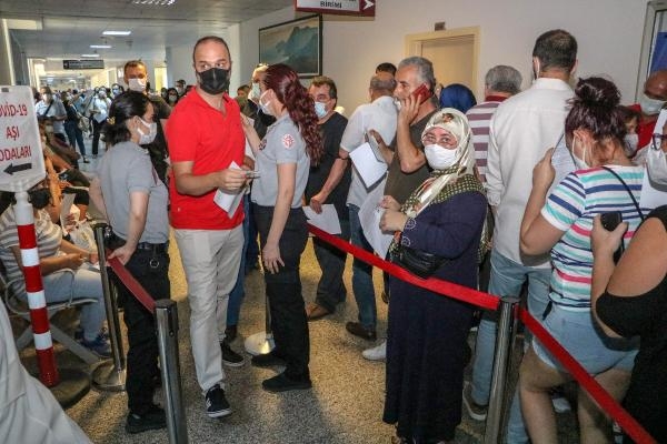 Yoğun ilgi nedeniyle aşı odaları önünde kuyruk oluştu