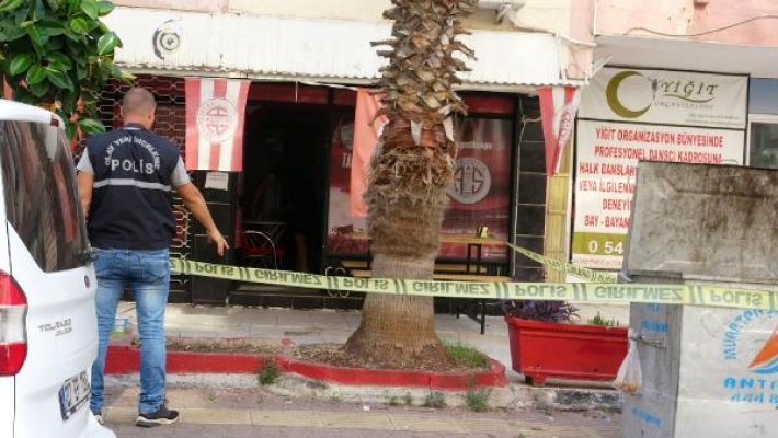 Antalya'da taraftar derneğine tüfekli saldırı