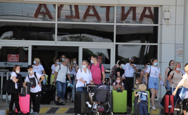 Antalya Havalimanı'nda tarihi yoğunluk