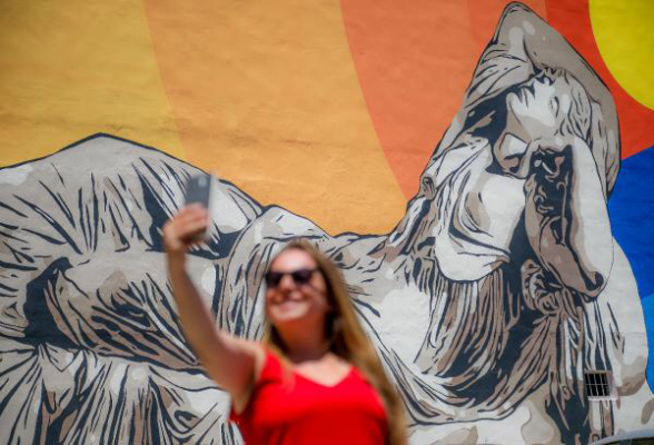 Antalya'nın duvarları sanatçıların çizdikleri resimlerle renklendi