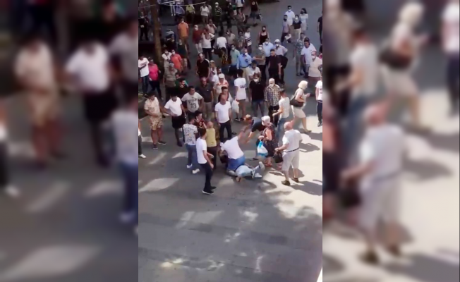 Antalya'nın en işlek caddesinde tekme tokatlı kavga