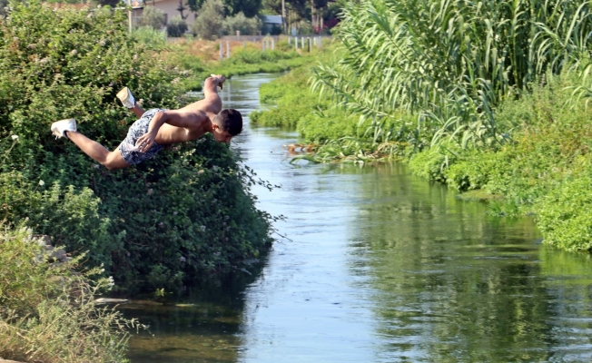 Denize evleri uzak kalan gençlerin tehlikeli kanal serinliği