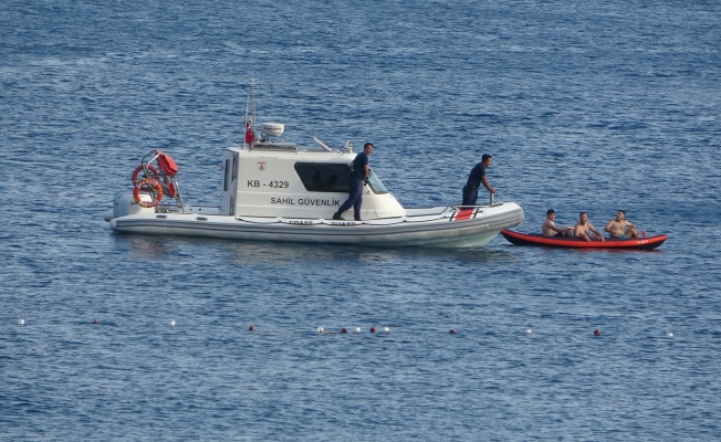 Dünyaca ünlü sahilde kano ile denize açılan gençler, polisi alarma geçirdi