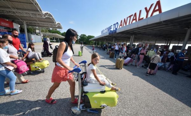 'Günde yarım milyon turist Antalya'da tatil yapıyor'