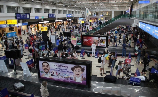 Normalleşme adımları sonrası Antalya’ya turist yağıyor